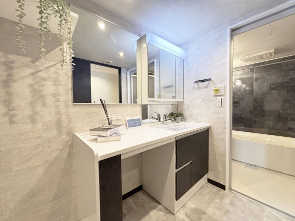 十分な大きさの洗面台は、身だしなみチェックや歯磨きなど、朝の慌ただしい時間でも余裕とゆとりを感じて頂けます。