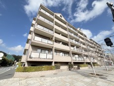 爽やかな青空の下に贅沢なほどに降り注ぐ陽光、豊かな居住性と、クオリティが見事に調和した住空間は、住まうことの喜びを感じさせてくれ