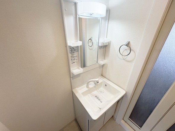 十分な大きさの洗面台は、身だしなみチェックや歯磨きなど、朝の慌ただしい時間でも余裕とゆとりを感じて頂けます。