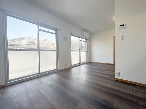 みんなが集い、食事と楽しい会話が始まる。話に夢中になりすぎて、ついつい時を忘れてしまう。そんな束の間の幸せを感じさせてくれる場所