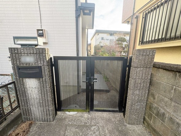 来客時も安心感のある門扉付きアプローチ。