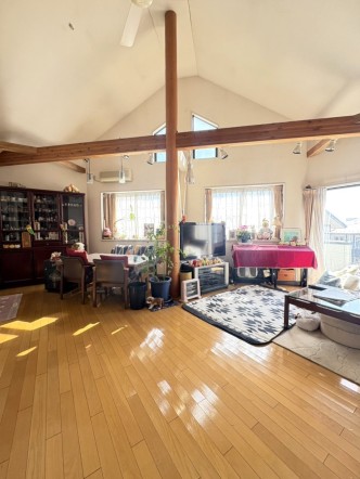 家族と過ごす時間を大切にしたい方にぴったりの明るくゆとりある住空間です。