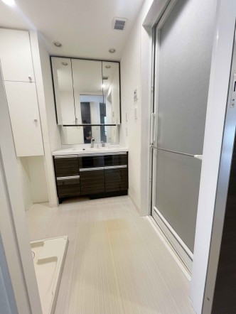 真っ白な洗面台で、気持ちの良い朝を迎えられそうです。