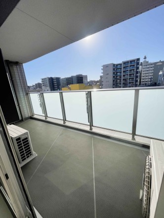 日差しの差し込むバルコニー