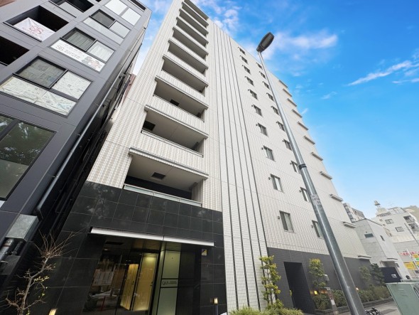 マンション外観。生活利便性に優れた立地環境。