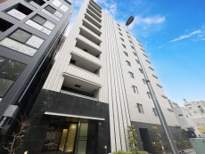 マンション外観。生活利便性に優れた立地環境。