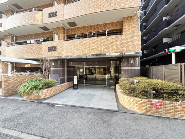 お客様をお迎えするエントランスは落ち着いた雰囲気。