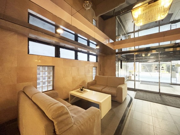 広々としたエントランスホール。