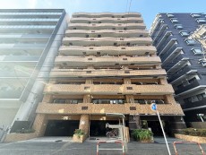マンション外観。生活利便性に優れた立地環境。