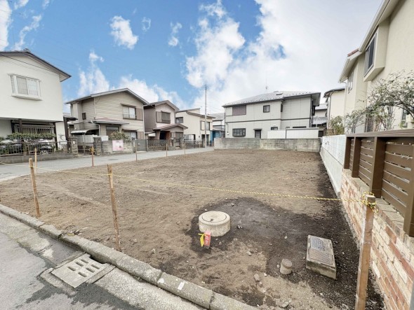 とても開放感ある土地です！日当たりの良さが外観からも伝わります！