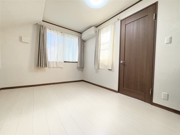 洋室6帖。一日の疲れをいやしてくれる主寝室。時を忘れて過ごす場所として過ごせるお部屋です。