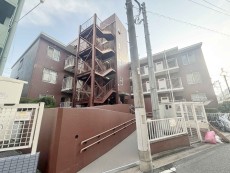 マンション外観。生活利便性に優れた立地環境。