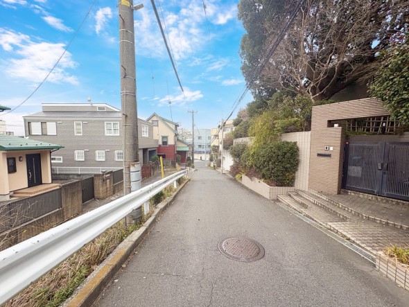 整備された前面道路です。