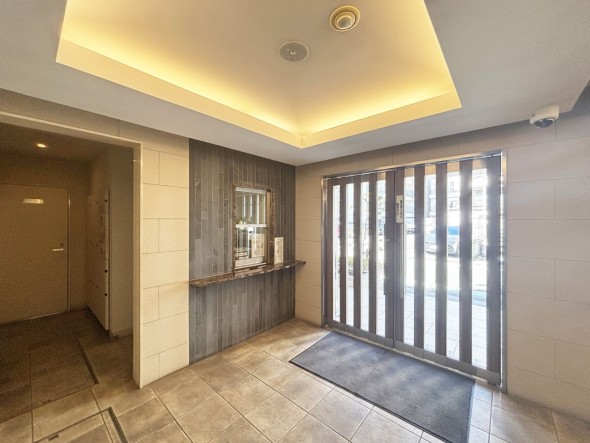 お客様をお迎えするエントランスは落ち着いた雰囲気。