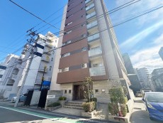 マンション外観。生活利便性に優れた立地環境。