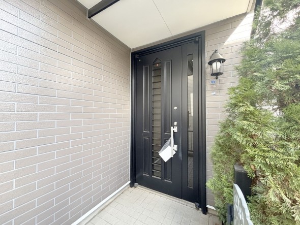 居住者の帰り、訪れる方を優しく迎え、やすらぎに満ちた生活空間を予感させる。健やかな暮らしを楽しめそう。