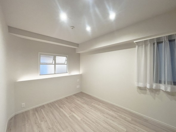 一日の疲れをいやしてくれる主寝室。時を忘れて過ごす場所として過ごせるお部屋です。