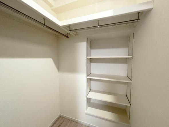 たっぷり入るウォークインクローゼットは奥行きがあるのでたくさん収納できます。