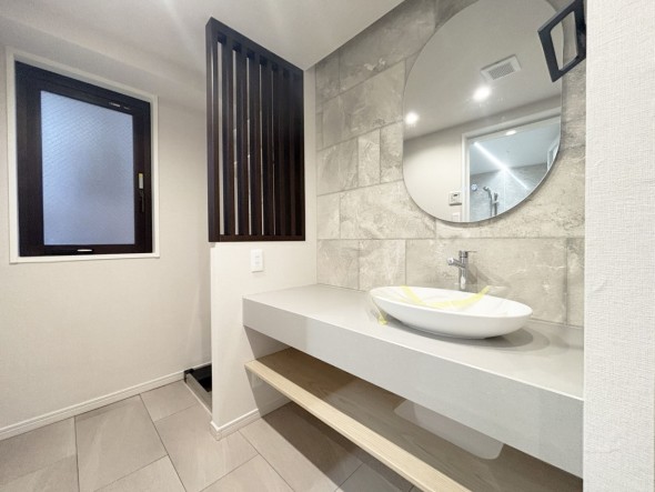 十分な大きさの洗面台は、身だしなみチェックや歯磨きなど、朝の慌ただしい時間でも余裕とゆとりを感じて頂けます。