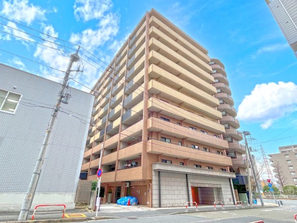 マンション外観。生活利便性に優れた立地環境。