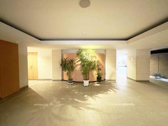 とても広々としたエントランスホールが、訪問者を温かく迎え入れてくれる空間を演出。