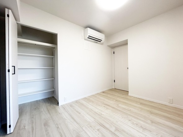 洋室5.5帖。フローリングの部屋は清潔感があり、日々のお掃除も楽で助かります。
