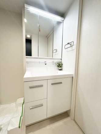 真っ白な洗面台で、気持ちの良い朝を迎えられそうです。