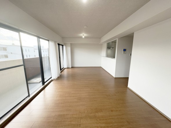 家族と過ごすひと時を優しく包み込むリビングダイニング。