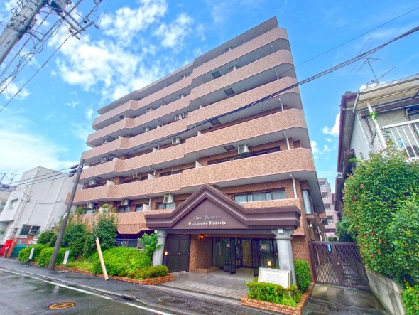 爽やかな青空の下に贅沢なほどに降り注ぐ陽光、豊かな居住性と、クオリティが見事に調和した住空間は、住まうことの喜びを感じさせてくれ