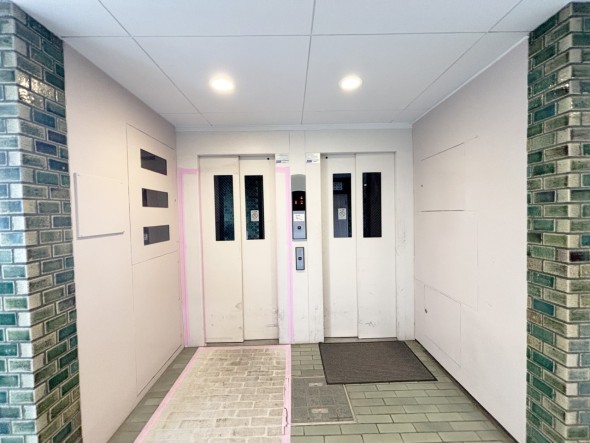 エレベーター付きのマンションです。