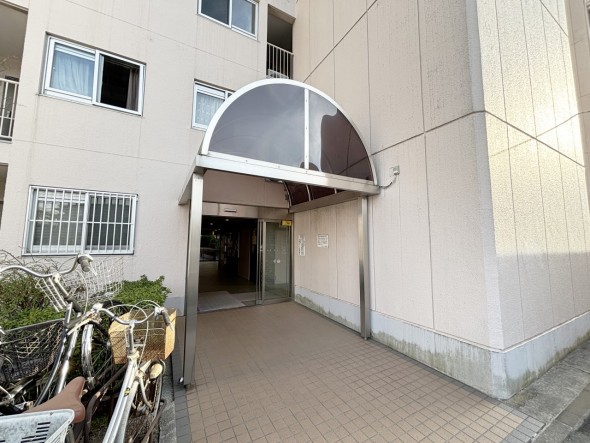 お客様をお迎えする玄関は落ち着いた雰囲気。帰り着くたびに洗練されたテイストの空間に迎えられ誇りと喜びを感じる玄関まわりです。