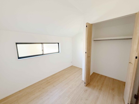 洋室約4.5帖。フローリングの部屋は清潔感があり、日々のお掃除も楽で助かりますね！