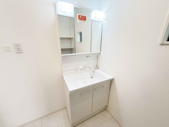 真っ白な洗面台で、気持ちの良い朝を迎えられそうです。