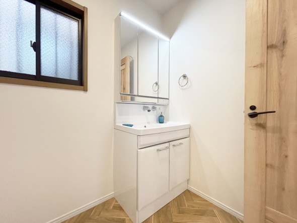 十分な大きさの洗面台は、身だしなみチェックや歯磨きなど、朝の慌ただしい時間でも余裕とゆとりを感じて頂けます。