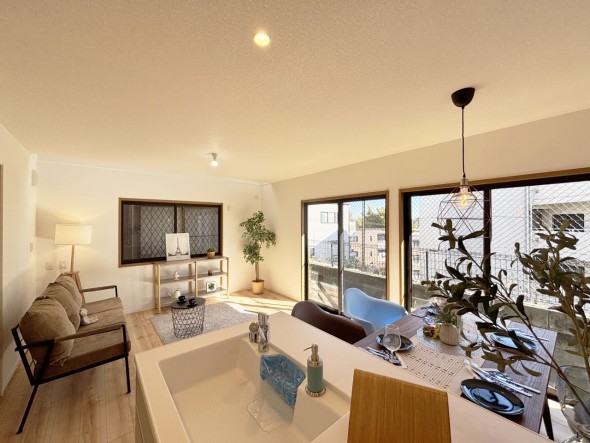 開放的で広いリビング。のびのびとくつろげるリビングは、家族のコミュニケーションの場として、みんなが集まる一番の場所に。