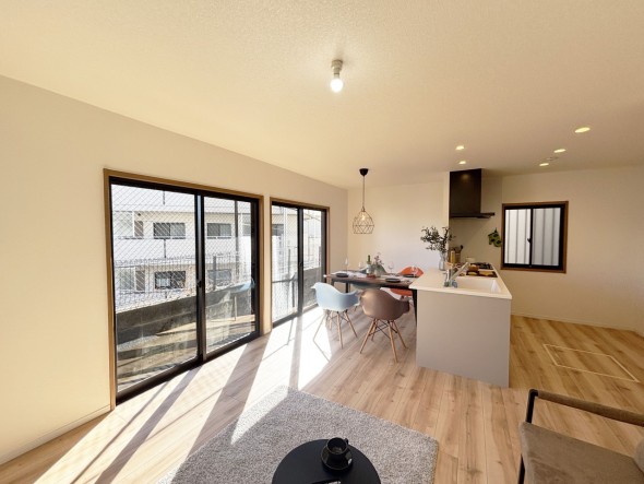 フローリングの色合いも温かみのある雰囲気が出ています。