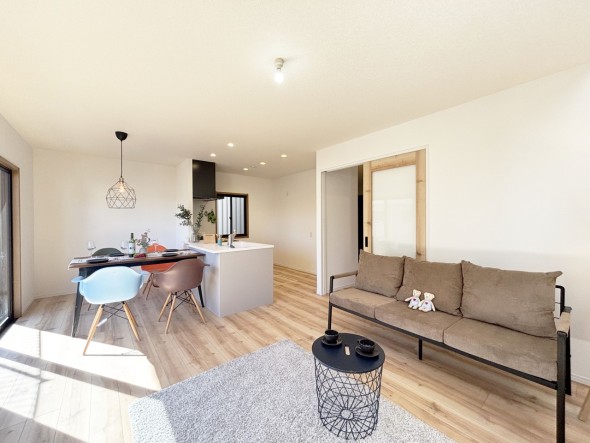 みんなが集い、食事と楽しい会話が始まるダイニング。