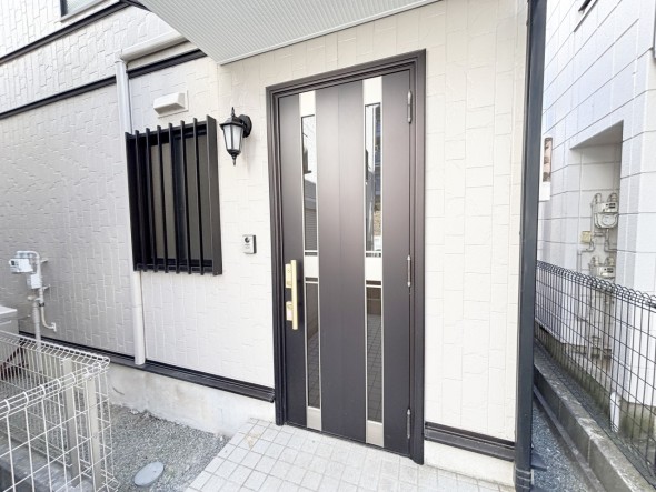 お客様をお迎えする玄関は落ち着いた雰囲気。