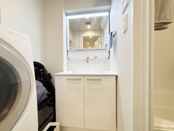 真っ白な洗面台で、気持ちの良い朝を迎えられそうです。