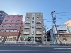 マンション外観。生活利便性に優れた立地環境。