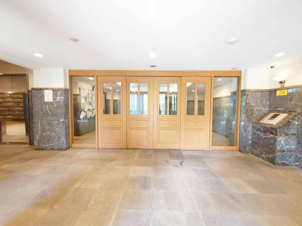 お客様をお迎えする玄関は落ち着いた雰囲気。帰り着くたびに洗練されたテイストの空間に迎えられ誇りと喜びを感じる玄関まわりです。