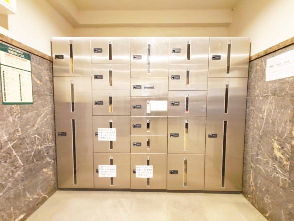 宅配ボックスがあるためご不在時であってもお帰りの際に大きな荷物をお受け取りいただけます。