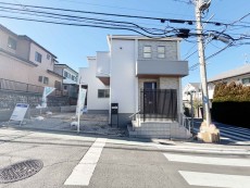 爽やかな青空の下に贅沢なほどに降り注ぐ陽光、豊かな居住性と、クオリティが見事に調和した住空間は、住まうことの喜びを感じさせてくれ