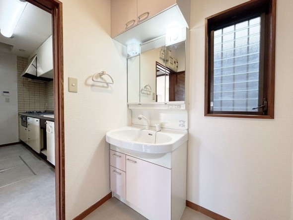 十分な大きさの洗面台は、身だしなみチェックや歯磨きなど、朝の慌ただしい時間でも余裕とゆとりを感じて頂けます。