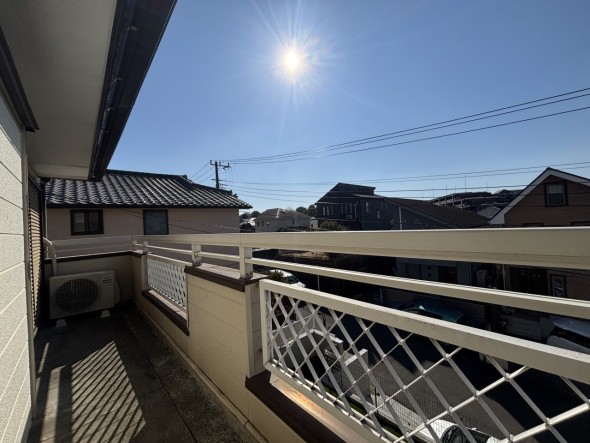 日差しの差し込むバルコニー