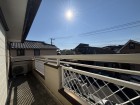 日差しの差し込むバルコニー