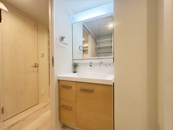 十分な大きさの洗面台は、身だしなみチェックや歯磨きなど、朝の慌ただしい時間でも余裕とゆとりを感じて頂けます。