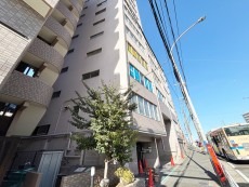 爽やかな青空の下に贅沢なほどに降り注ぐ陽光、豊かな居住性と、クオリティが見事に調和した住空間は、住まうことの喜びを感じさせてくれ