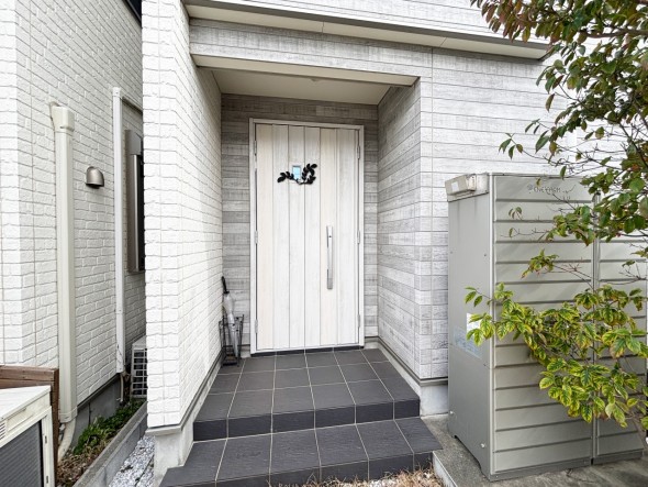 お客様をお迎えする玄関は落ち着いた雰囲気。