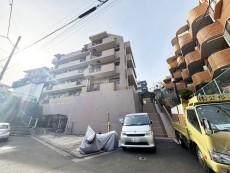 周辺は閑静な住宅街につき落ち着いた環境です。